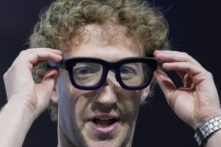 Après avoir massivement investi dans des lunettes de réalité virtuelle et augmentée, ou encore le métavers, le béhémoth des réseaux sociaux débourse désormais à tout va dans l'intelligence artificielle. (archive) KEYSTONE/AP/GODOFREDO A. VÁSQUEZ